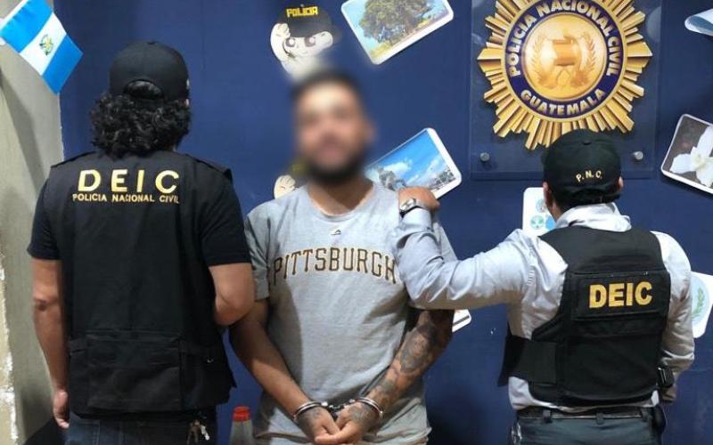 Personal de delitos financieros captura a extradirable acusado de asesinato