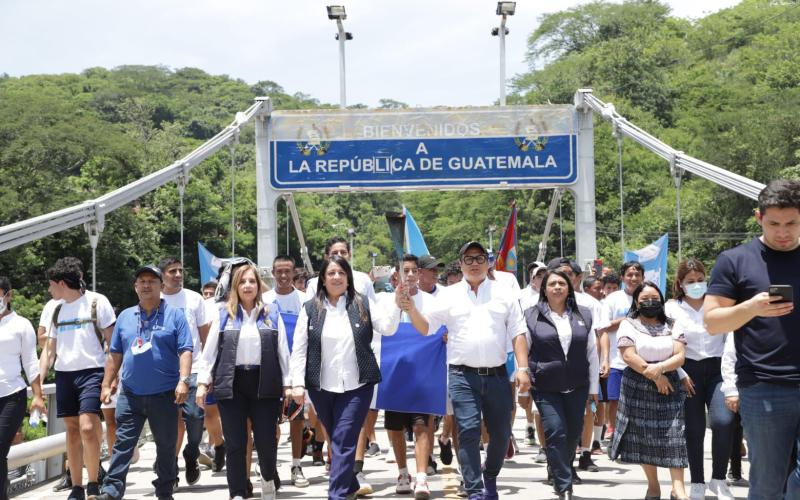 Ministra de Educación de Guatemala entrega Antorcha Centroamericana al Ministro de Educación de El Salvador