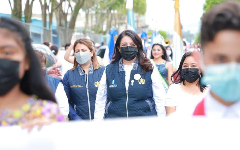 Ministra de Educación participó en actividades cívicas realizadas por centros educativos del Barrio La Florida,  en zona 19, ciudad capital  