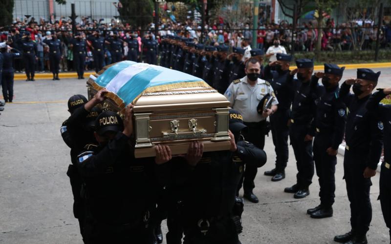 Rinden homenaje póstumo al agente que entregó su vida por la patria