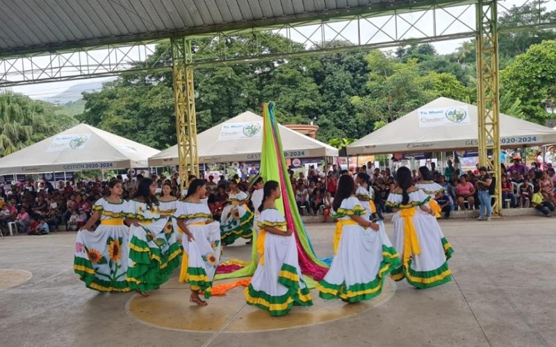 Mujeres haciendo baile folclórico en Chiquimula
