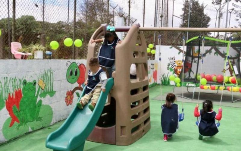 Renuevan patio de hogar comunitario Ovejitas en centro carcelario