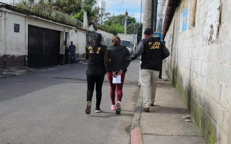 Capturan a encargada de predio por esconder furgón robado