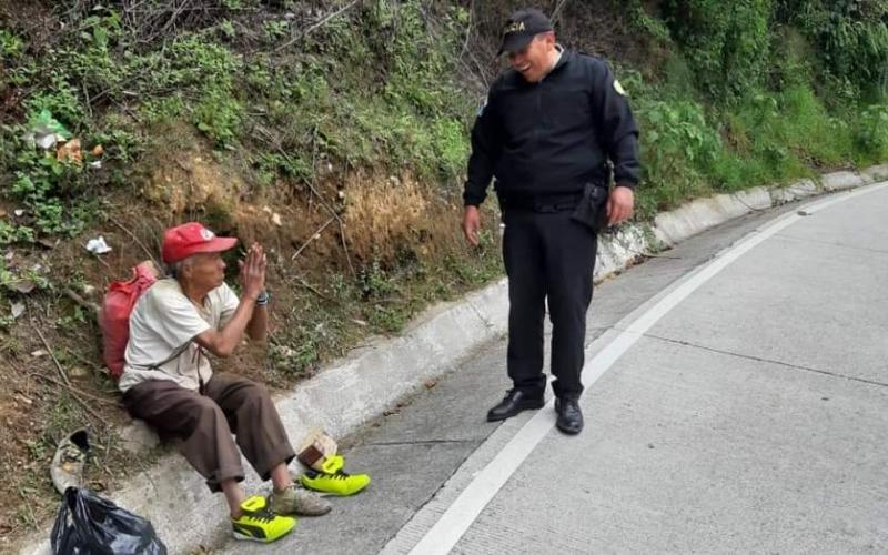 Institución Policial apoya a ciudadano de 82 años en Sololá