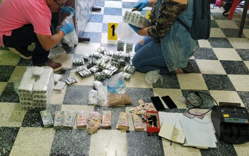 Agente resulta herido en allanamiento; investigadores localizan drogas, dinero y armas de fuego