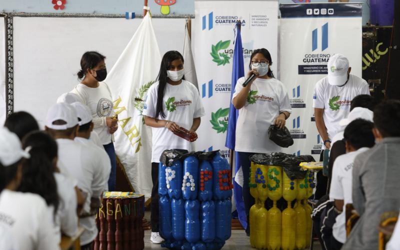 Jóvenes de Mixco son certificados como Guardianes Ecológicos del MARN