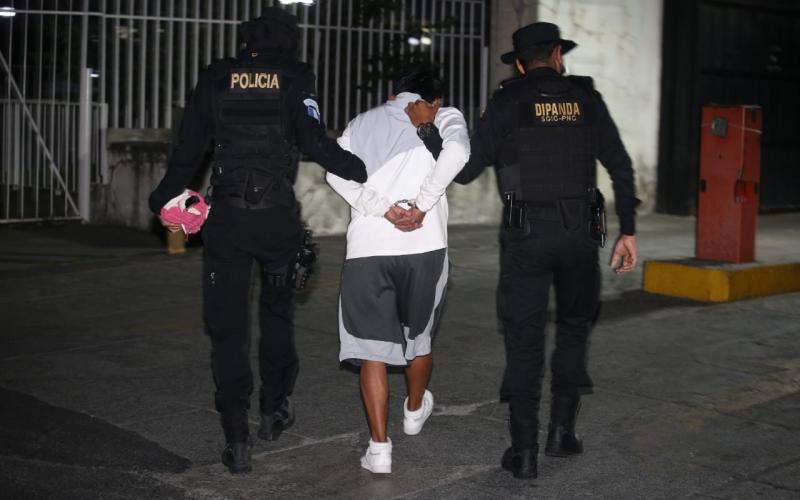 Presunto sicario detenido con subametralladora