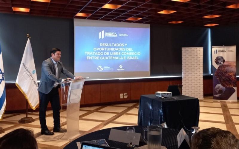 El Ministro de Economía Dr.  Janio Rosales (centro) presidió el evento . 