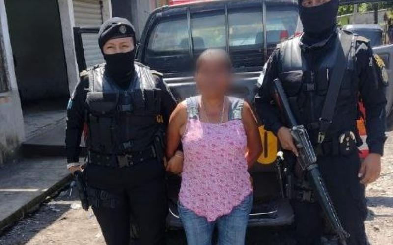Capturan a mujer con seis órdenes de captura por el delito de extorsión