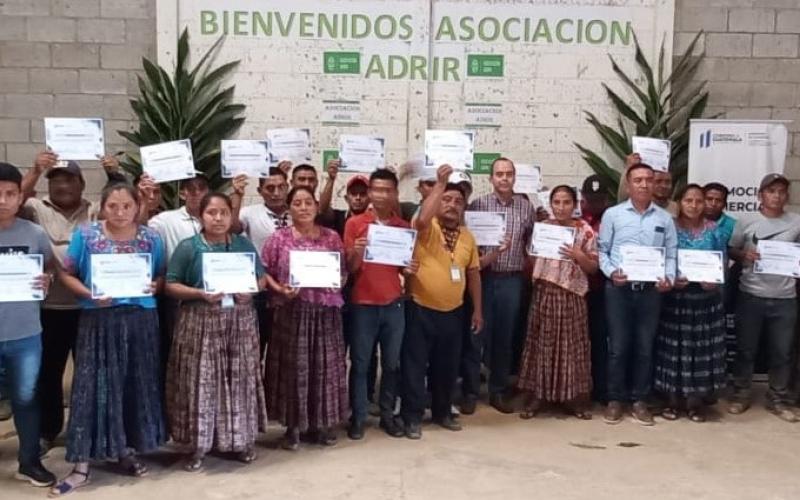 Mujeres indígenas reciben diploma de capacitación a empresarios del cardamomo en Baja Verapaz
