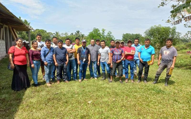 Productores de cardamomo posan para la fotografía donde recibieron capacitación para fortalecer sus capacidades de producción