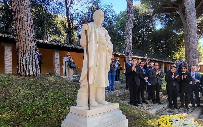 Embajada de Guatemala participa en develación de escultura del Hermano Pedro en Roma, Italia 