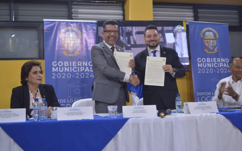 Municipalidades de San Juan Sacatepéquez, Guatemala, y Santiago de Veraguas, Panamá, suscriben acuerdo de hermanamiento 