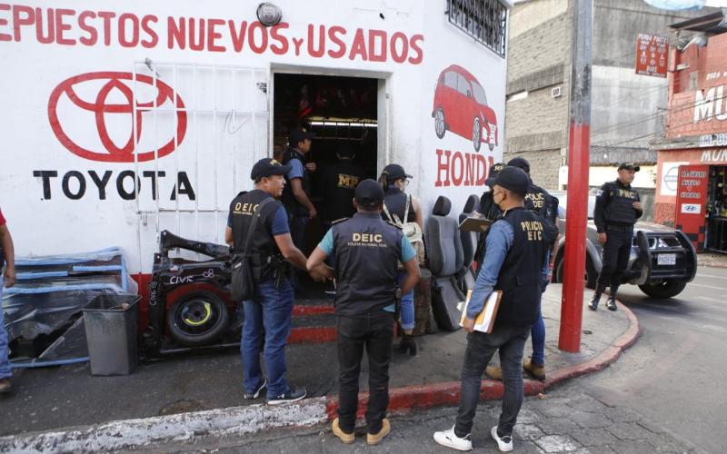 Ejecutan allanamientos contra estructuras vinculadas al robo de vehículos y tráfico de armas