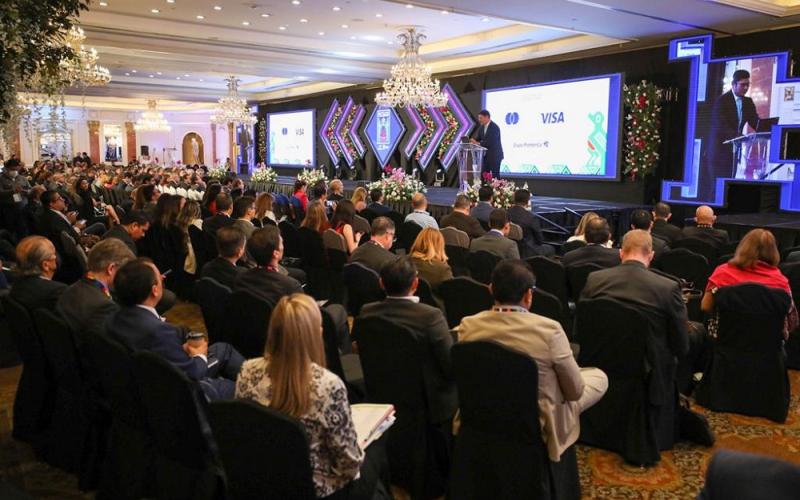 El Ministro de Economía Dr.  Janio Rosales durante su participación en el evento.
