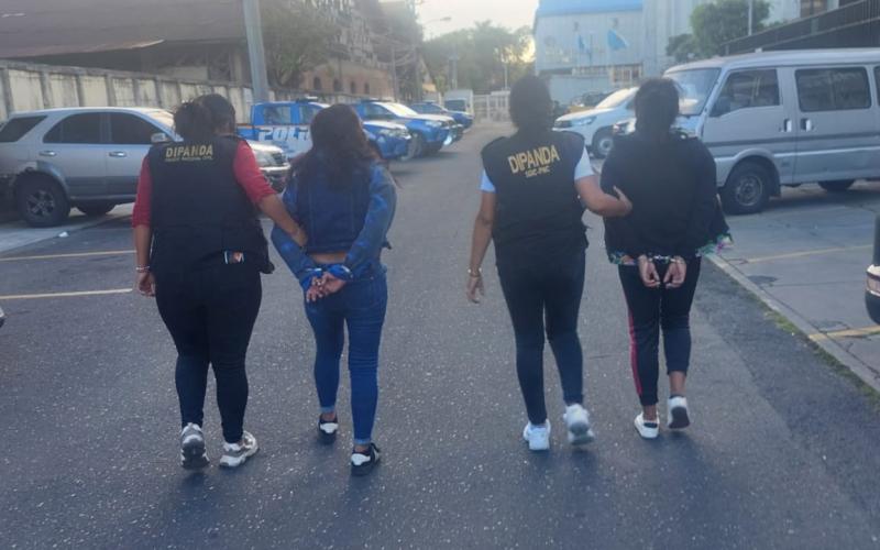 Dinero y armas de fuegos incautados a presuntos extorsionistas
