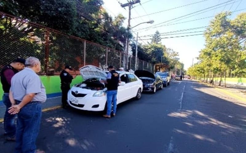 Se intensifican operativos policiales contra taxis piratas 
