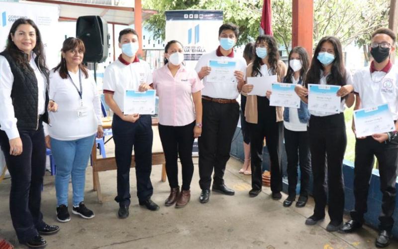 Certifican a estudiantes de la Escuela de Ciencias Comerciales Catalina como Guardianes Ecológicos