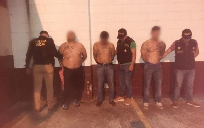 DIDAE captura a tres personas por transportar arma y marihuana