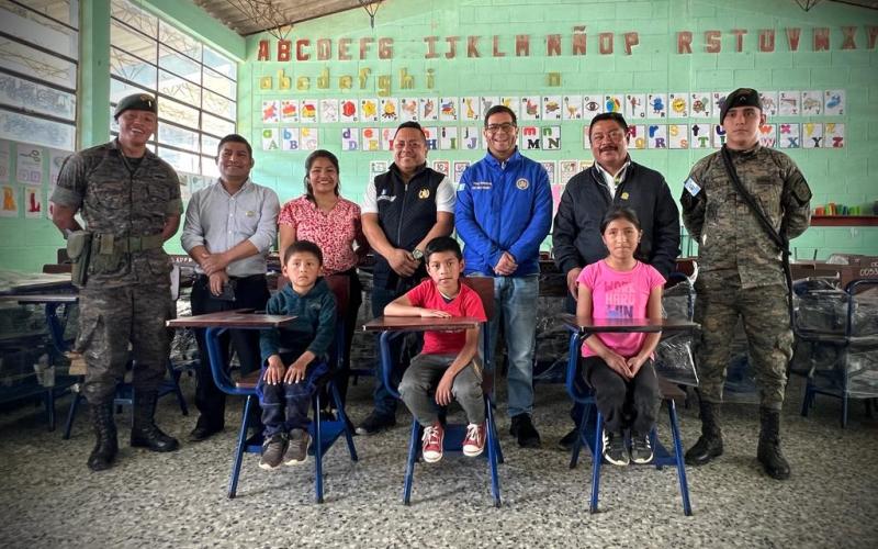 Ejército de Guatemala distribuyó 7,295 pupitres durante el 2022.