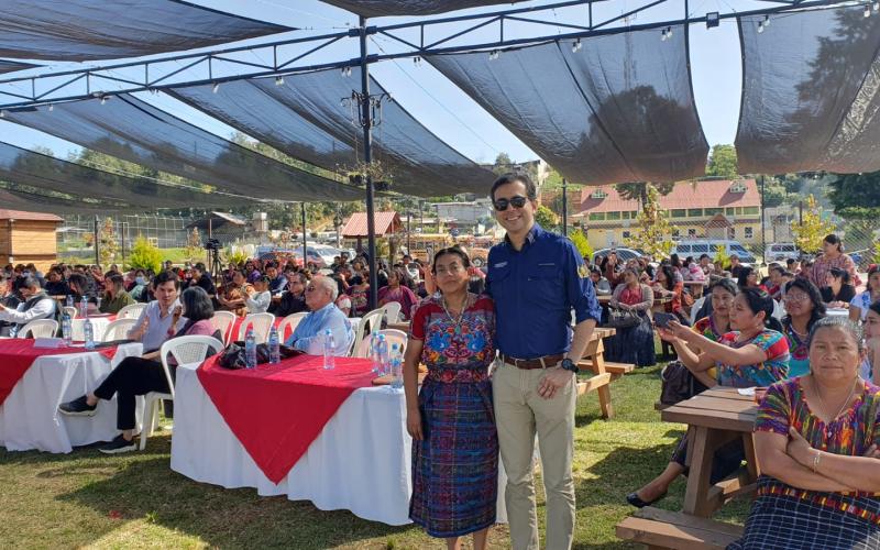 Viceministro de la MIPYME, participa en la graduación de 300 estudiantes de la escuela maya de negocios. 