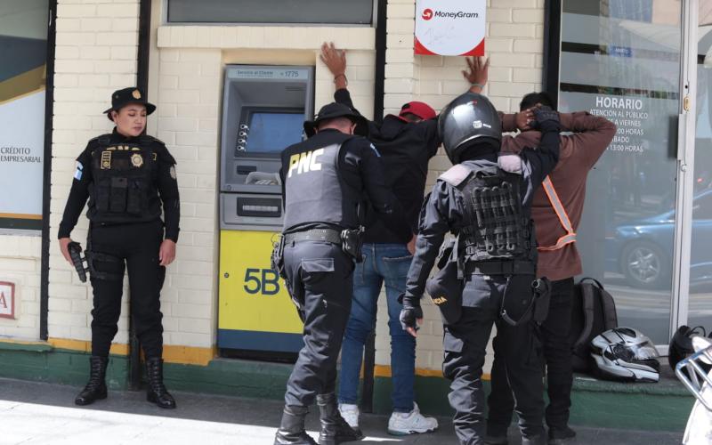 PNC brinda seguridad en Paseo de la Sexta por fiestas de fin de año