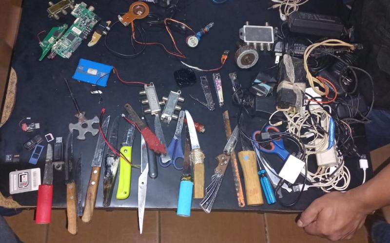 Localizan atenas receptoras de señal telefónica y objetos punzocortantes durante requisa 