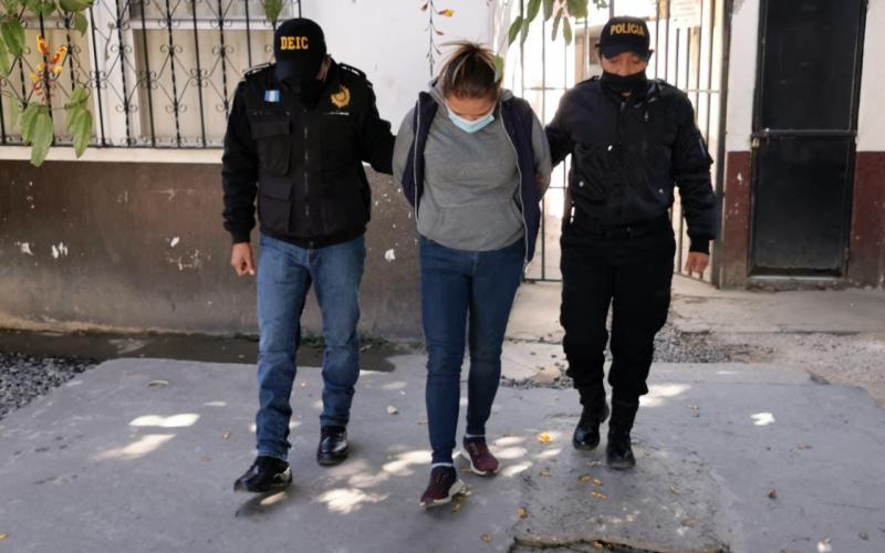Presunta estafadora detenida por investigadores en Villa Nueva