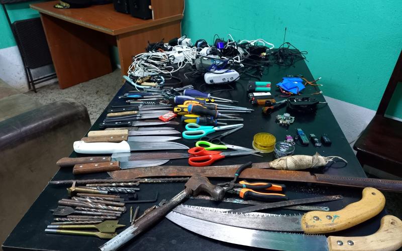 Decomisan objetos ilícitos en requisa en centro carcelario