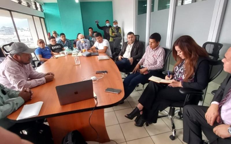 Reunión de personas en una mesa