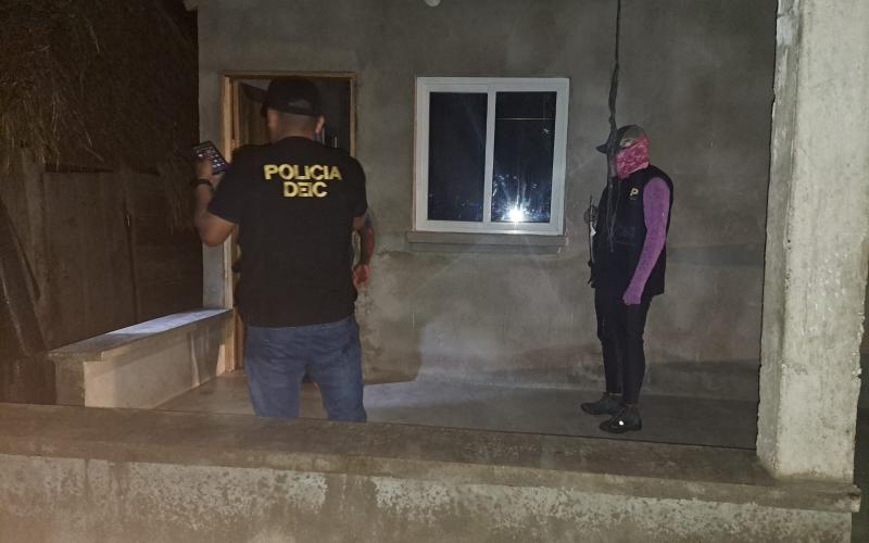 Investigadores detienen a dos personas por homicidio y asesinato en allanamientos