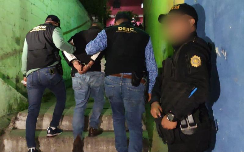 PNC detiene a hombres por extorsión y asesinato en allanamientos