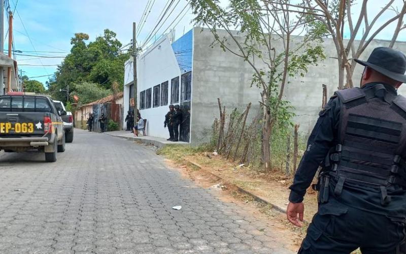 Localizan armas de grueso calibre durante allanamientos en Chiquimula
