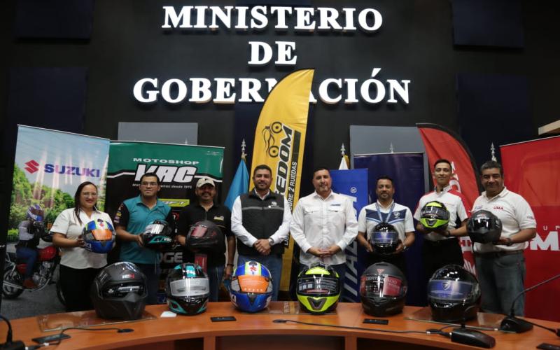 Gobernación recibe cascos certificados para protección de unidades motorizadas de la PNC