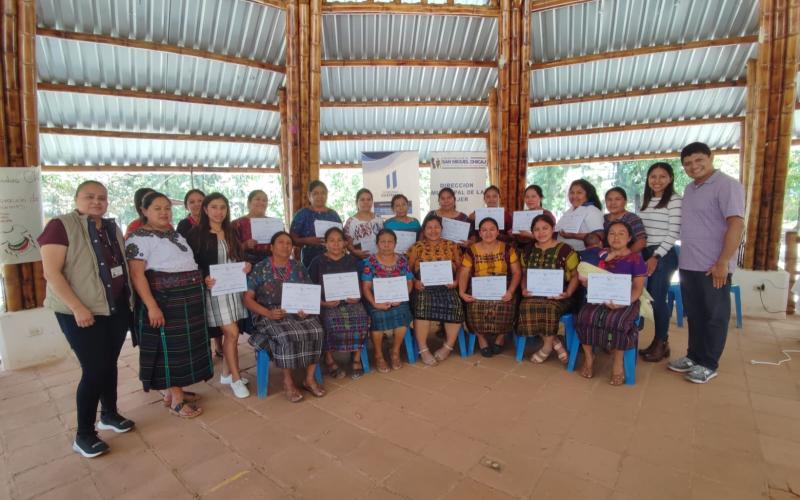 Mujeres de Baja Verapaz reciben reconocimientos por participar en capacitación 