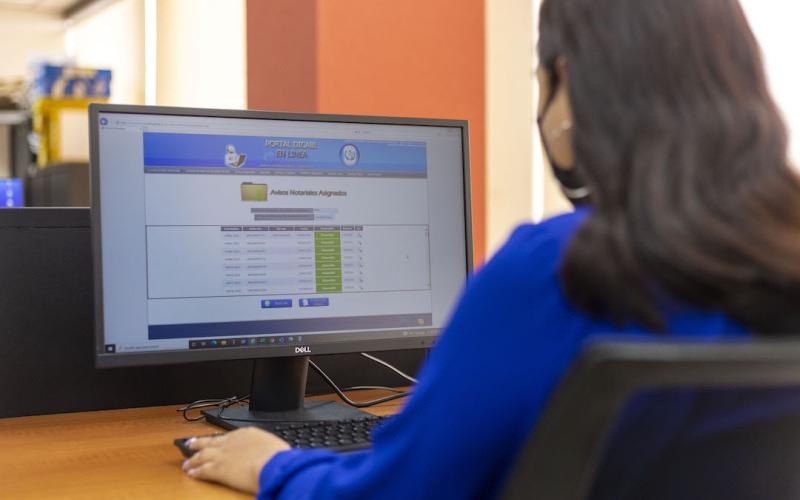 Con el propósito de simplificar y agilizar los trámites, el Ministerio de Finanzas Públicas, junto al Registro General de la Propiedad y la Municipalidad de Guatemala, implementaron el “Aviso Notarial Electrónico” para la inscripción registral y fiscal en una sola gestión.