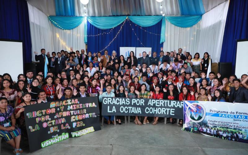 En Quiché, la Ministra de Educación junto al Rector de la Universidad de San Carlos de Guatemala, Walter Mazariegos realizaron el lanzamiento de la Octava Cohorte del Programa Formación Inicial Docente, como parte del Convenio Marco de Cooperación entre ambas instituciones.   Durante la actividad, docentes en servicio egresados de FID recibieron Diplomas por su reciente participación en el proceso de actualización para el regreso a la presencialidad en el ciclo escolar 2023.  La Ministra de Educación hizo e