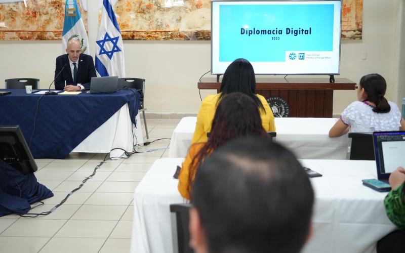 Embajador de Israel capacita en diplomacia digital a funcionarios de la Presidencia y del Minex   