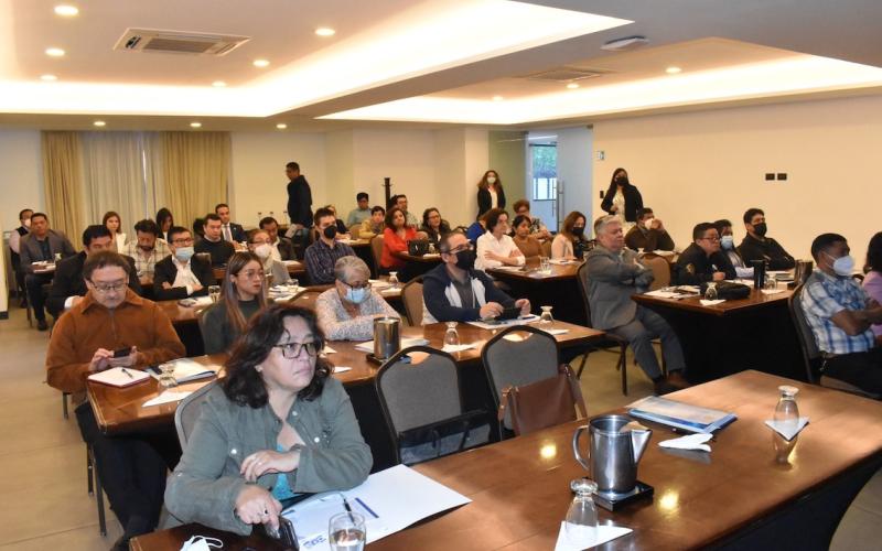 Público recibe conferencia sobre mitigación al cambio climático