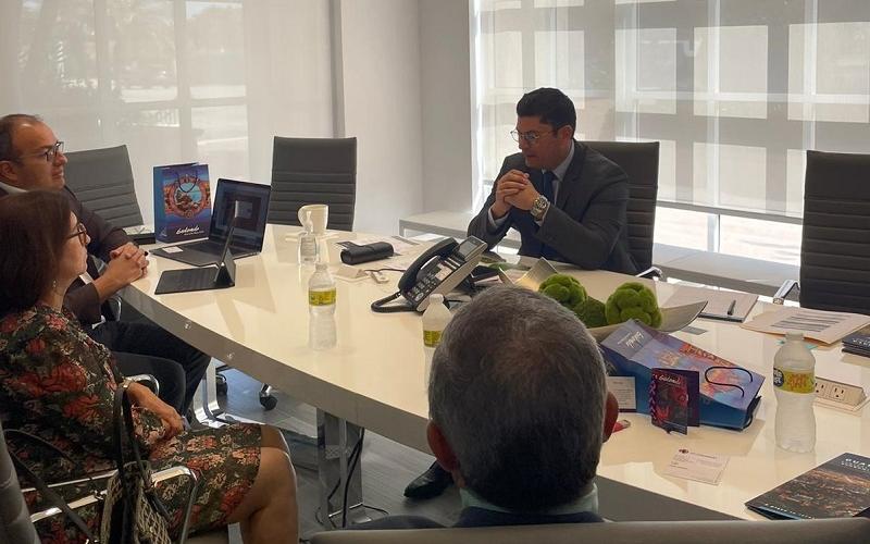 El Ministro de Economía Dr.  Janio Rosales se reunió con empresarios del sector automotriz.