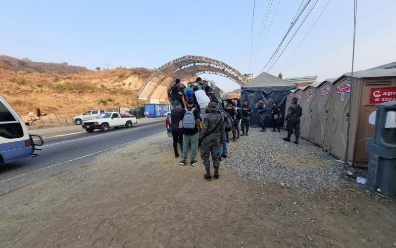 Brindan asistencia humanitaria a extranjeros remitidos a migración