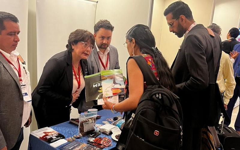 Compradores indios visitan kiosco de empresa guatemalteca.