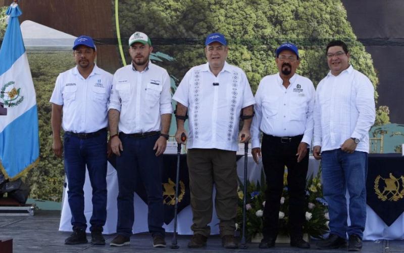 Gobierno entrega concesiones forestales en Petén y continúa con la conservación forestal