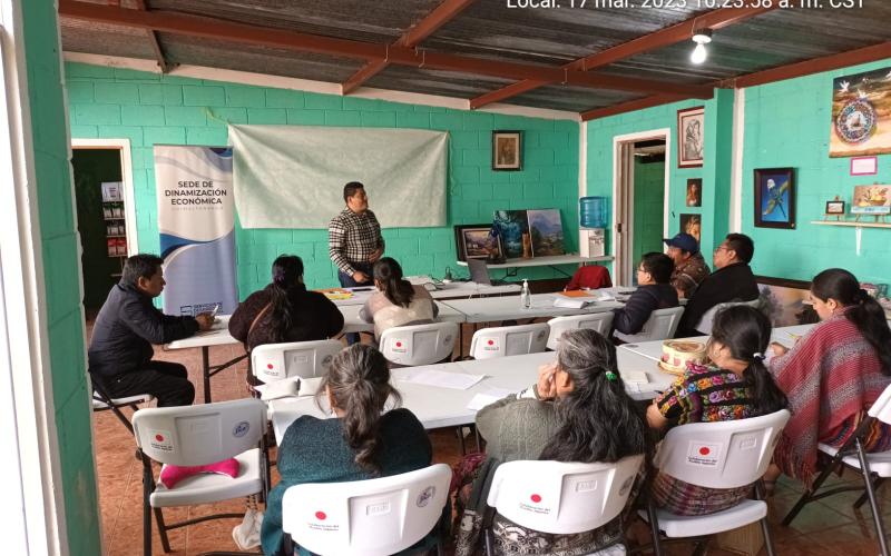 Reciben capacitación de emprendimiento en Chimaltenango
