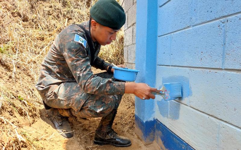 Ejército de Guatemala realiza tareas de remozamiento en establecimientos educativos de San Marcos y Petén.