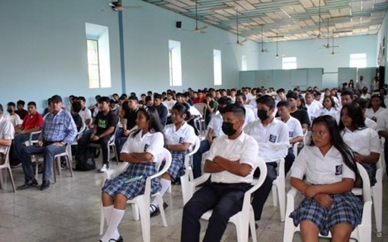 Estudiantes participan en Campaña de Verano