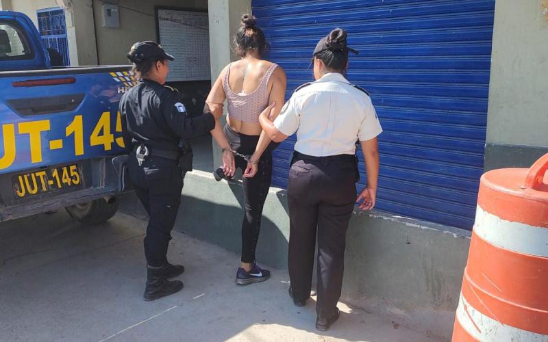 Salvadoreña con alerta internacional es remitida a migración