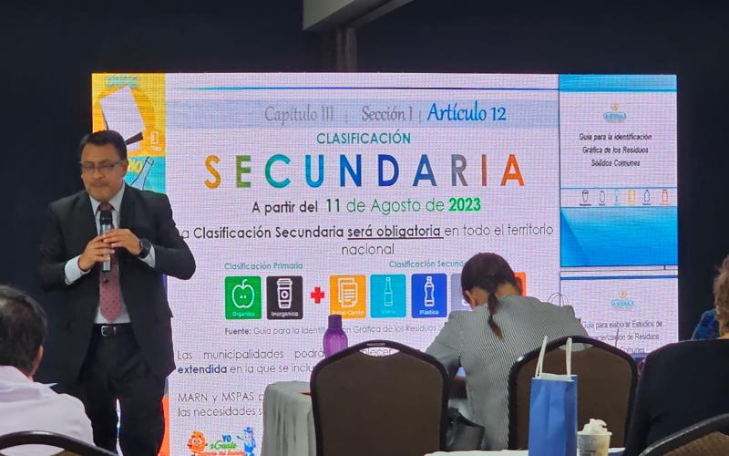 Supervisores educativos son capacitados por el MARN