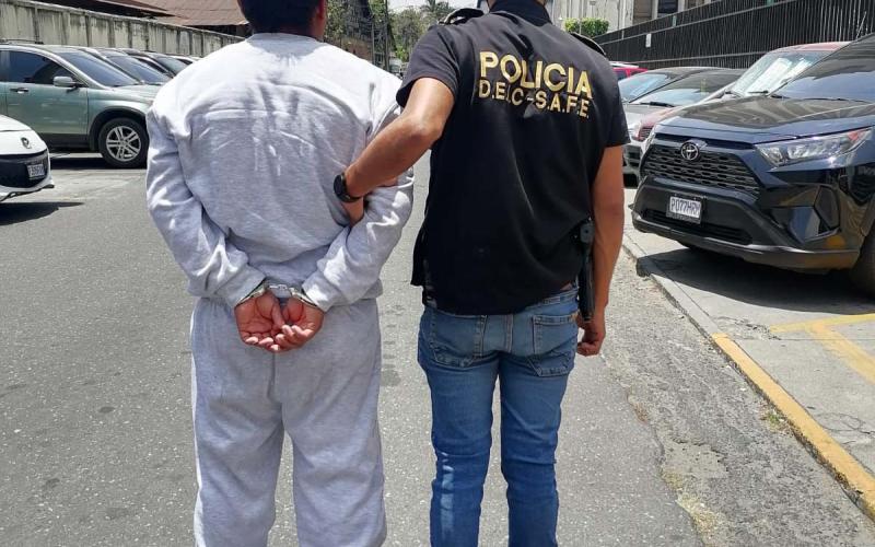 Por el delito de portación ilegal de armas de fuego dos personas son detenidas 