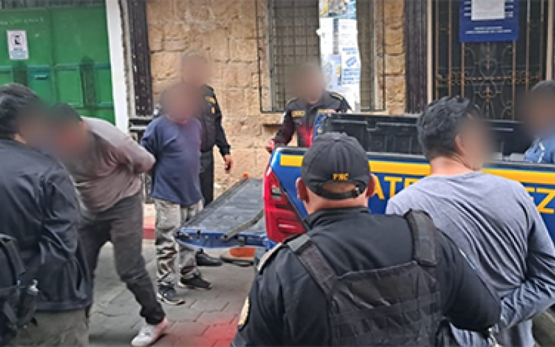Denuncia permite captura de presuntos responsables del robo de un camión con mercadería